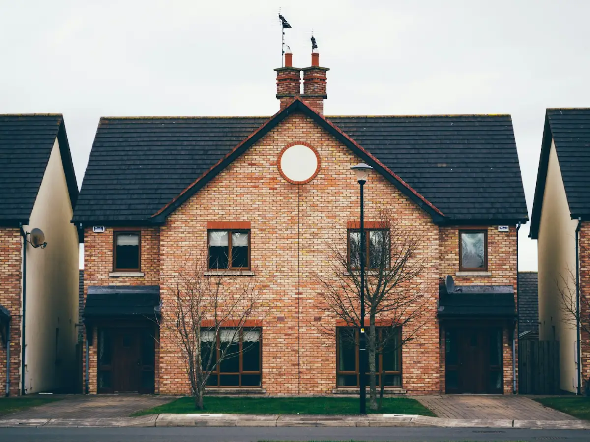 Brick house with space on the side wall for an outdoor unit