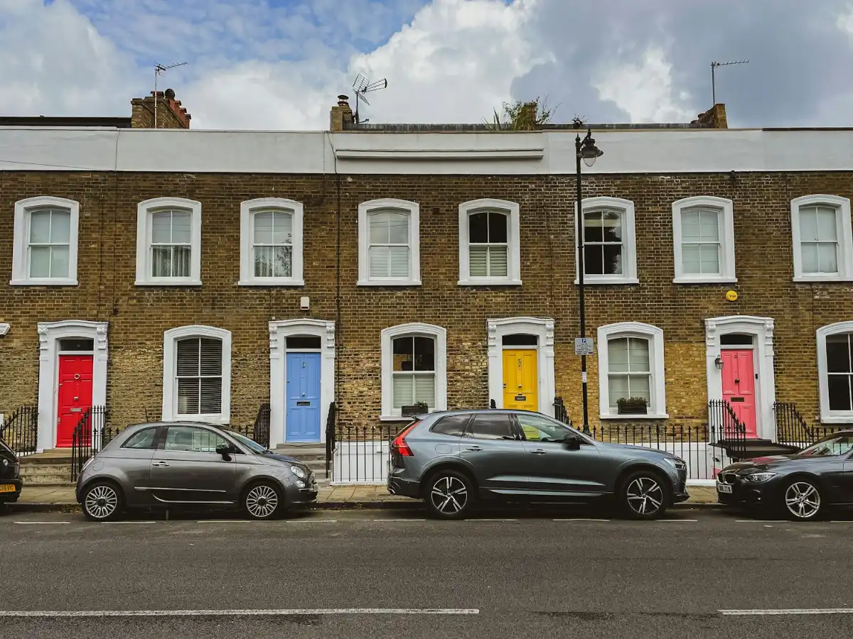 Row of terraced homes where air-to-air heat pump cost depends on room count and unit size
